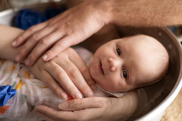 photo d'un bébé dans un bain enveloppé