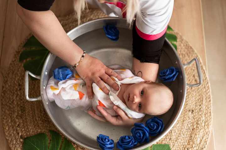 photo d'un bébé dans un bain fleuri